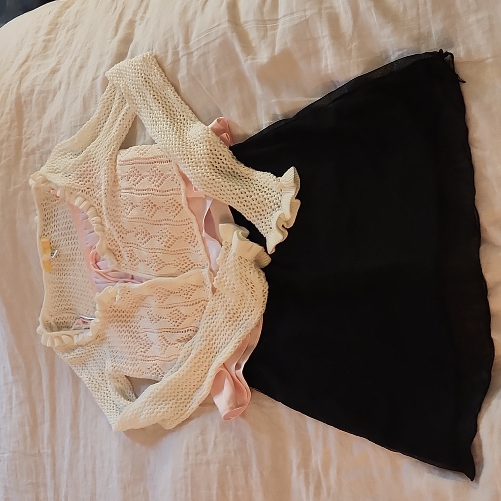 Bundle- 4 Sweet Outfit Pieces - Picture 2 of 16